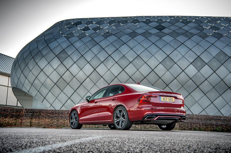  Volvo S60 T8 R-Design 2019 года  (UK) (фото 16 из 40)